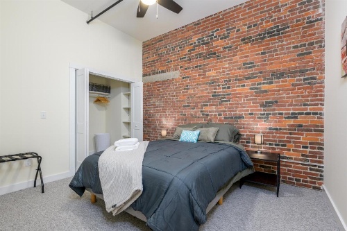 Downtown Bangor Luxury Apartment image 17