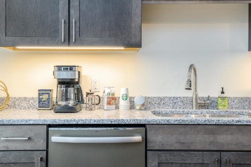 Downtown Bangor Luxury Apartment image 19