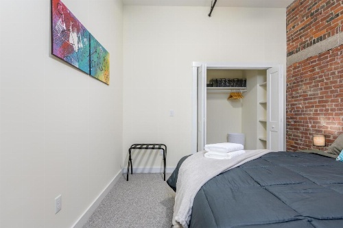 Downtown Bangor Luxury Apartment image 23