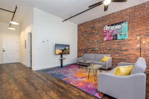 Downtown Bangor Luxury Apartment image 27