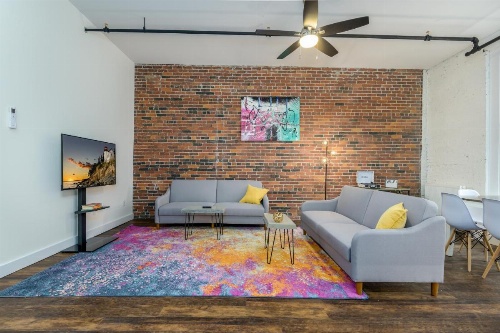 Downtown Bangor Luxury Apartment image 9